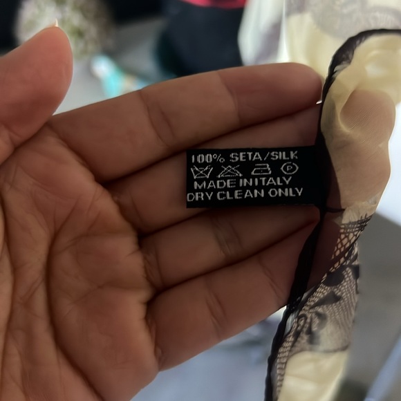 VALENTINO 100%SETA/SILK SCARF Made In Italy 🧣 - Picture 8 of 11